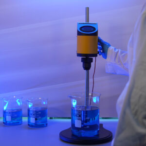 IMS-01 overhead stirrer mixing liquid in laboratory beaker